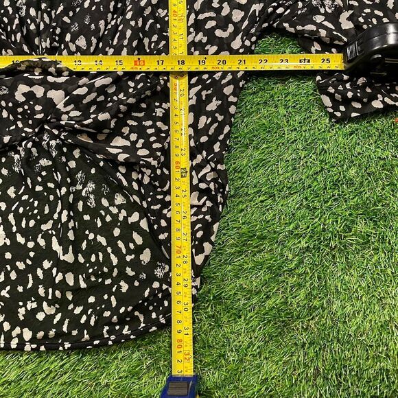 Women's Jennifer Lopez plus size black and white lightweight animal print blouse - Picture 4 of 4